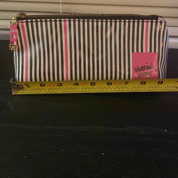 Victoria’s Secret make up bag NWOT. - Picture 9 of 11